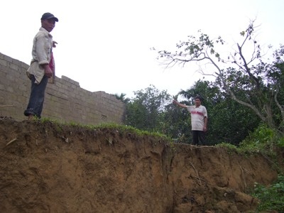 Hà bá “nuốt” làng sau lũ  - 15